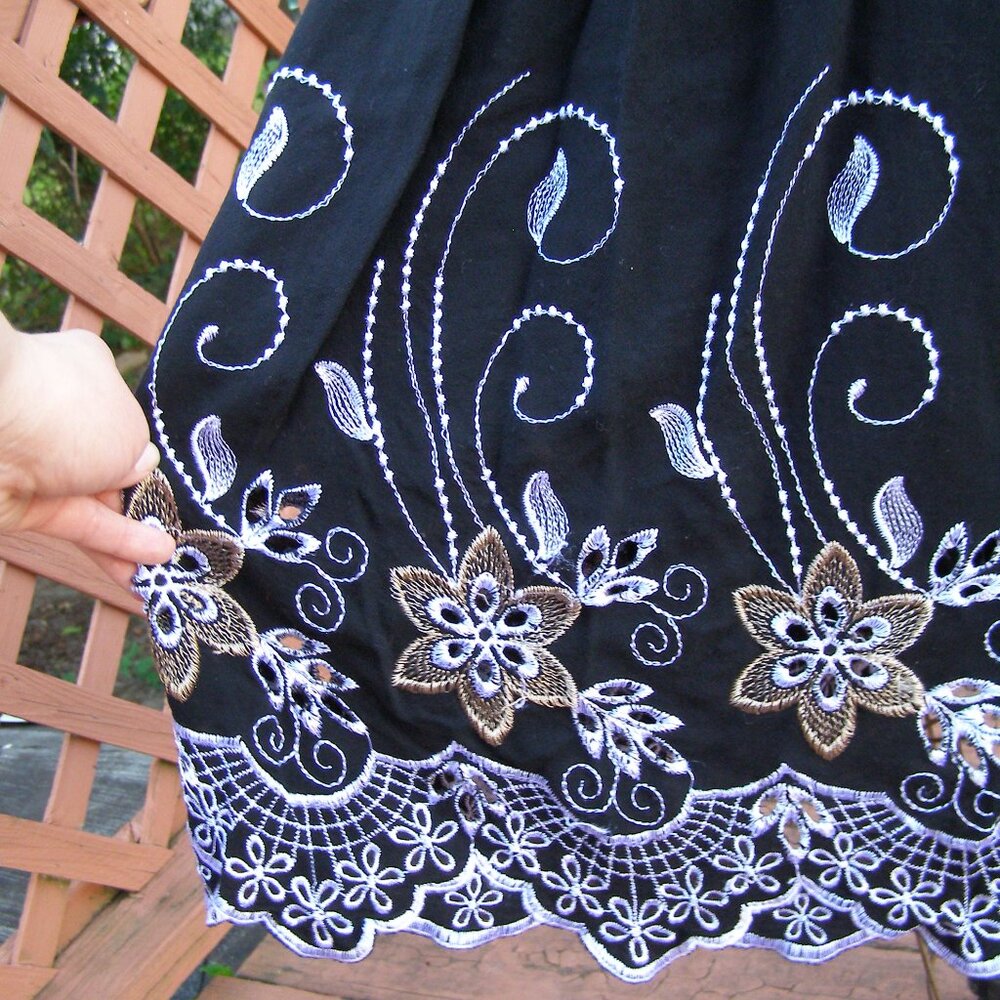 🌹 NEW size L/XL 10-12 Black Skirt with Floral Embroidered design - Picture 5 of 13